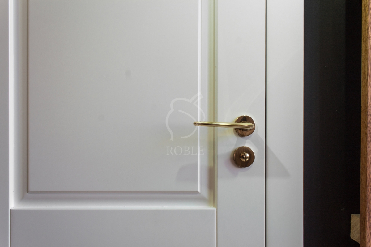 drzwi białe ze złotą klamką
